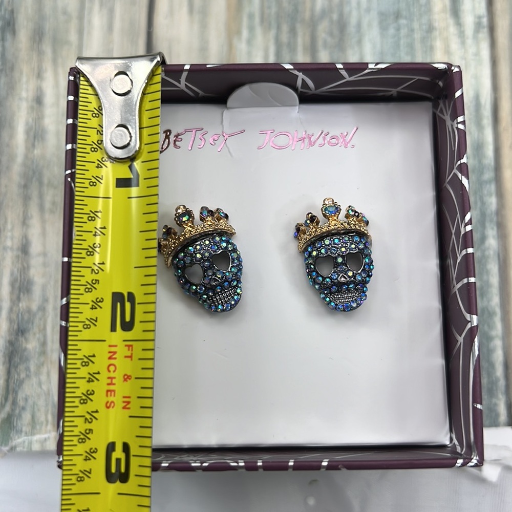 ⭐️Betsey Johnson Rhinestone Pave Sugar Skull Crown Stud Earrings NIB - Picture 6 of 7